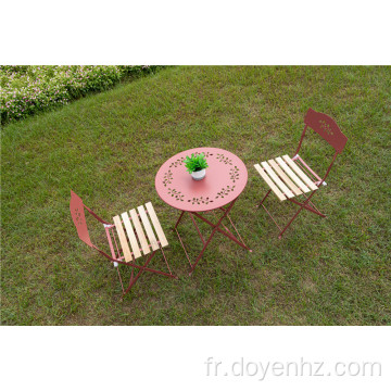 Table et chaises à lattes de bois avec motif de feuilles